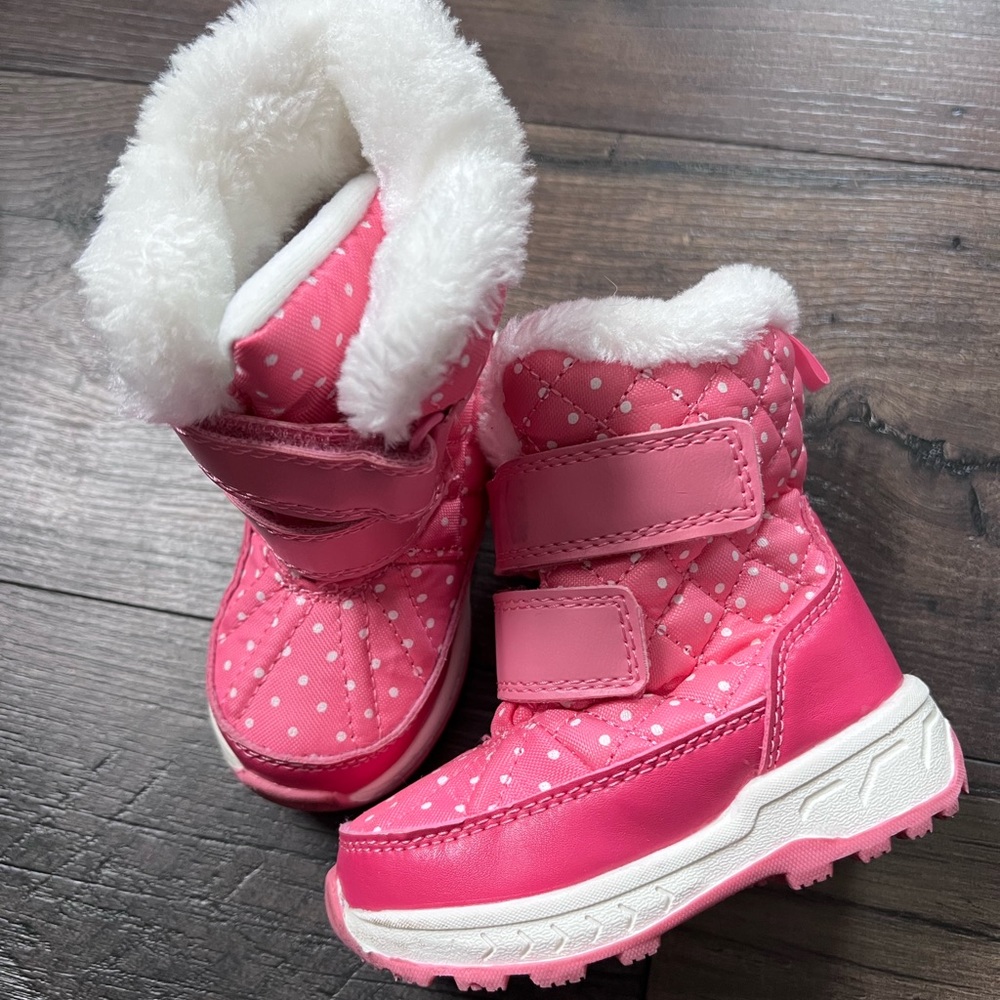 Carter’s pink polka dot snow boots - size 5